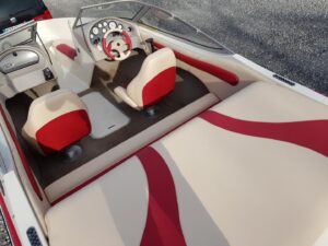 Neue aufgepolsterte Sitze im Boot