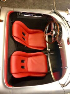 Neue rote aufgepolsterte Sitze im Cabrio