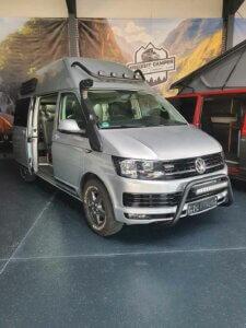 silberner Offroad Camper auf Volkswagen T6 Basis in unserem Showroom