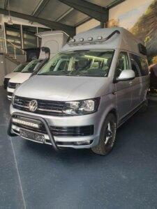 silberner Offroad Camper auf Volkswagen T6 Basis in unserem Showroom