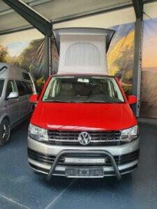 Rot silberner Offroad Camper auf Volkswagen T6 Basis mit Aufstelldach in unserem Showroom
