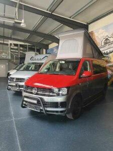 Rot silberner Offroad Camper auf Volkswagen T6 Basis mit Aufstelldach in unserem Showroom