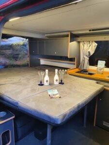 Innenausbau Volkswagen Transporter grau mit Akzenten