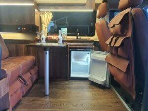 Innenausbau Volkswagen Transporter braun mit Kühlschrank