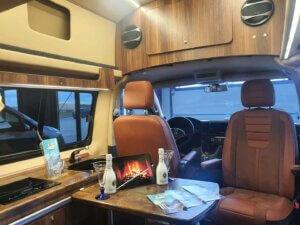 Innenausbau Volkswagen Transporter braun mit Tisch und Drehkonsole