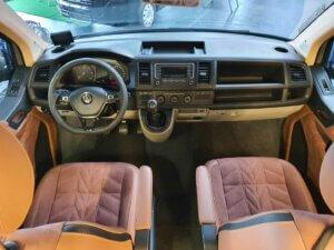 Innenausbau Volkswagen Transporter braun. Blick ins Cockpit