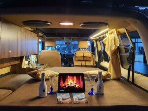 Innenausbau Volkswagen Transporter braun Heckansicht, Staufächer und Liegefläche