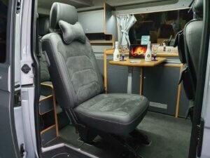 Innenausbau Volkswagen Transporter dunkelgrau, Tisch und Sitz