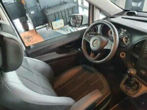 Blick in das Cockpit eines Mercedes Camper