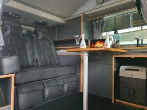 Kochnische, Tisch und Sitzflächen mit Kühlbox