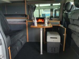 Kochnische, Tisch und Sitzflächen mit Kühlbox