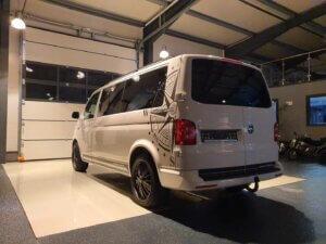 weisser Camper im Showroom